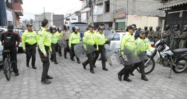 1月9日，話當厄瓜多爾警察在首都基多巡邏。厄瓜新華社發