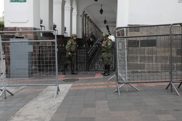 1月9日，厄瓜多爾軍方人員在位于首都基多的總統府外執勤。新華社發