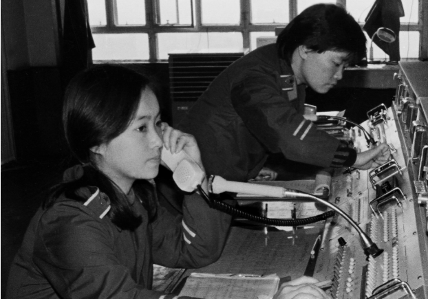 上世紀80年代，廣州公安接警員接聽電話。圖片來源：廣州公安