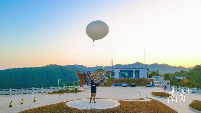 河源國家高空氣象觀測站工作人員施放氣球。