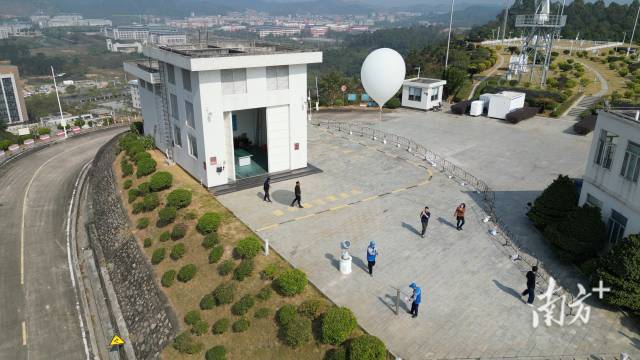 氣球從清遠氣象觀測站升空。