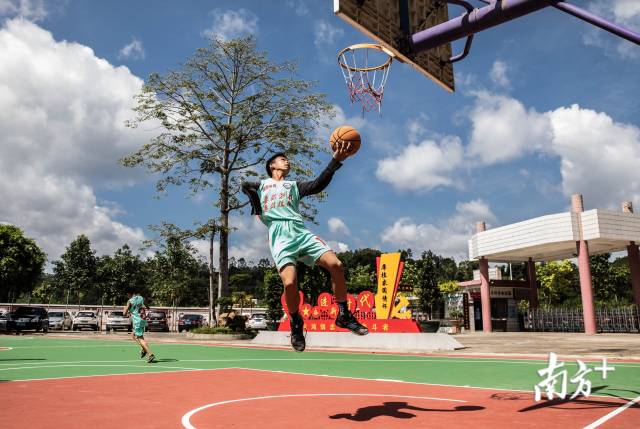 云浮篮球少年:单臂上篮,让梦想入筐