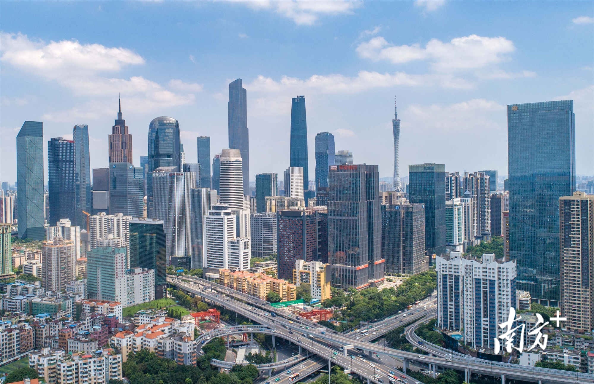 对此 广州正在借助建设国际消费中心城市的良机,全力赶上.