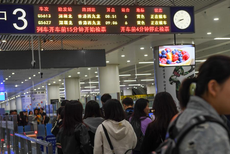 1月12日，乘客在深圳福田站候車。新華社記者 毛思倩 攝