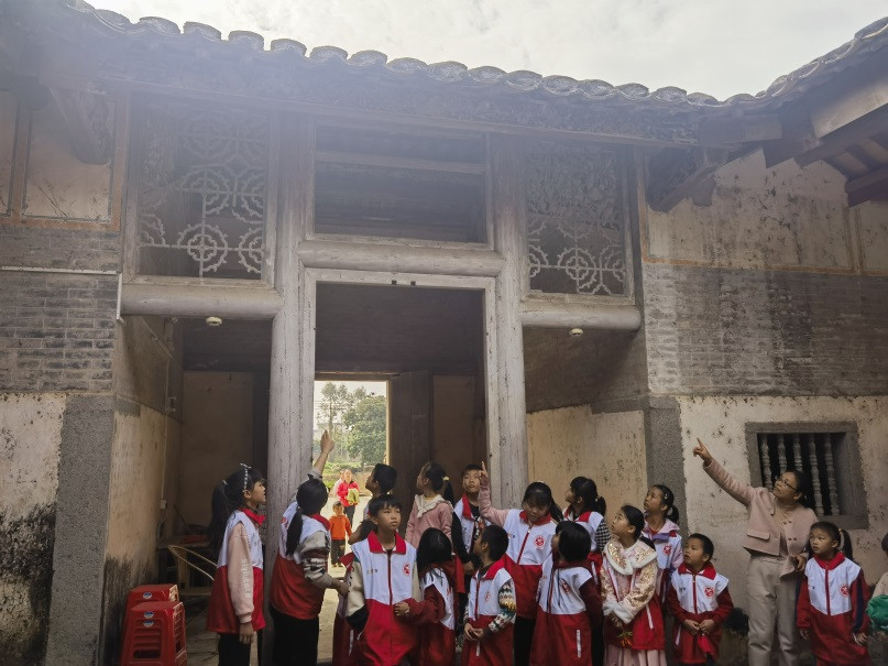 孩子們和志愿者老師一起探索三嘉村精記家祠