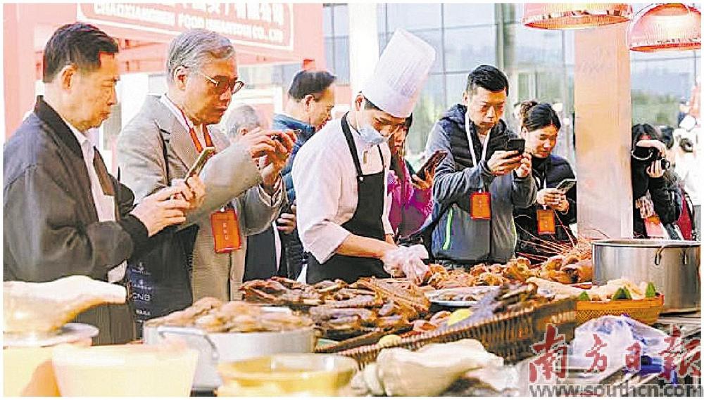 市民紛紛拍照“打卡”潮汕菜大會。世界食品市南方日報見習記者 張曉宜 攝　　