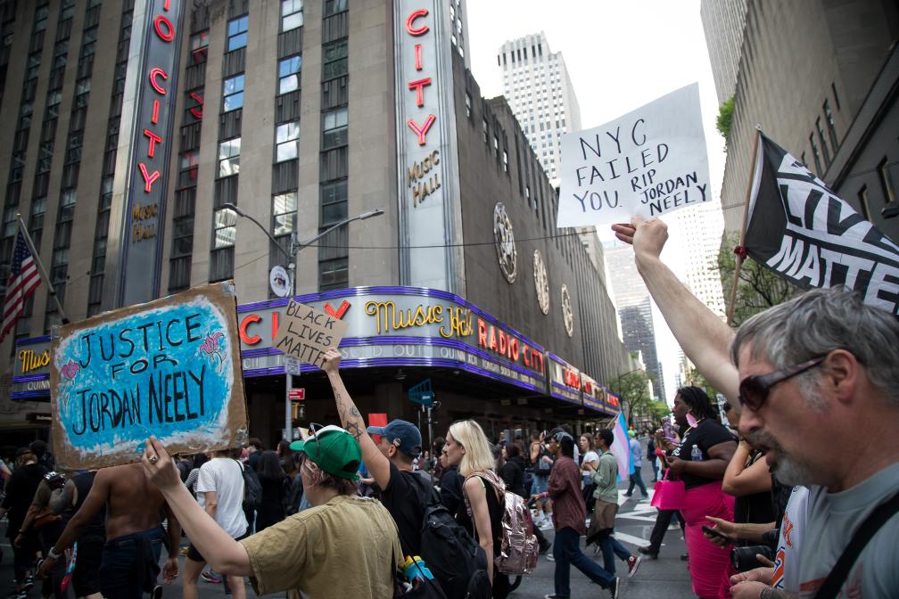 2023年5月6日，人們在美國紐約參加抗議。新華社發（郭克攝）