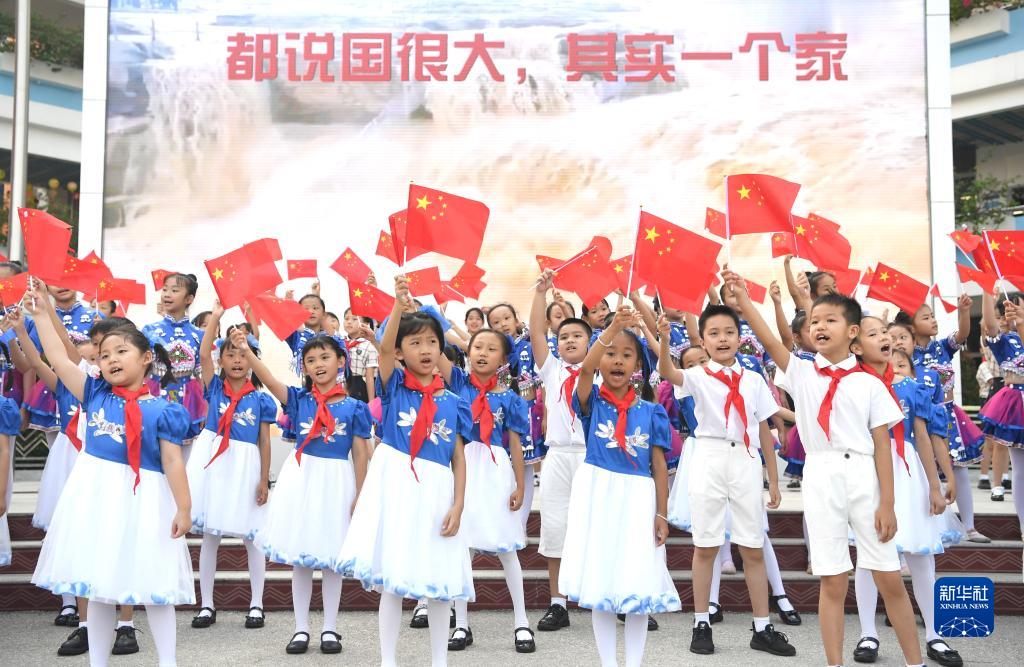 9月30日,广西南宁市滨湖路小学的孩子们表演经典诵读《读中国》.