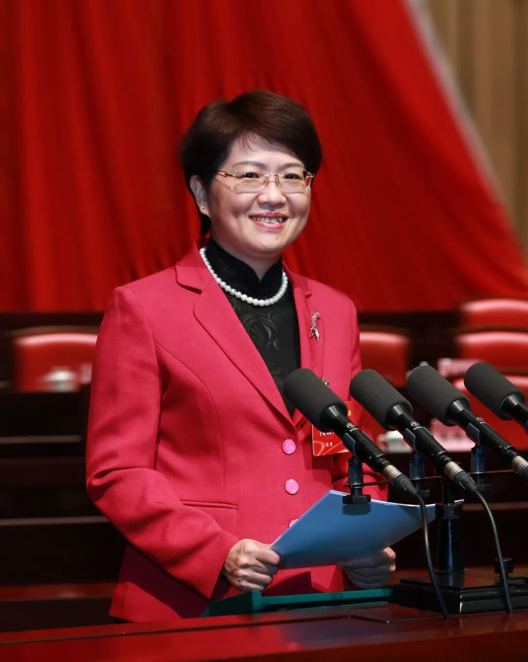 省妇联主席冯玲代表省妇联第十二届执行委员会向大会作报告.