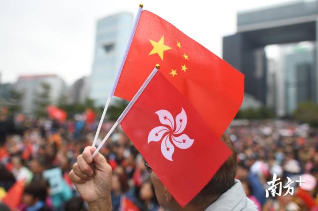数万香港市民站了出来反暴力撑警察