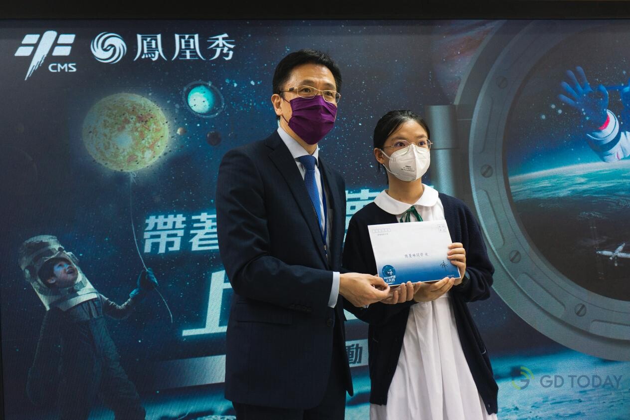 2022年7月，香港特區政府創新科技及工業局局長孫東將陳冬的回信交到了陳蔓琳同學手上。