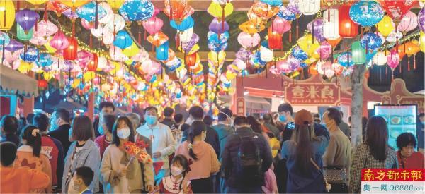 隨著越來越多的香港居民選擇“北上”消費，深圳到處都是香港人的身影。 南都資料圖