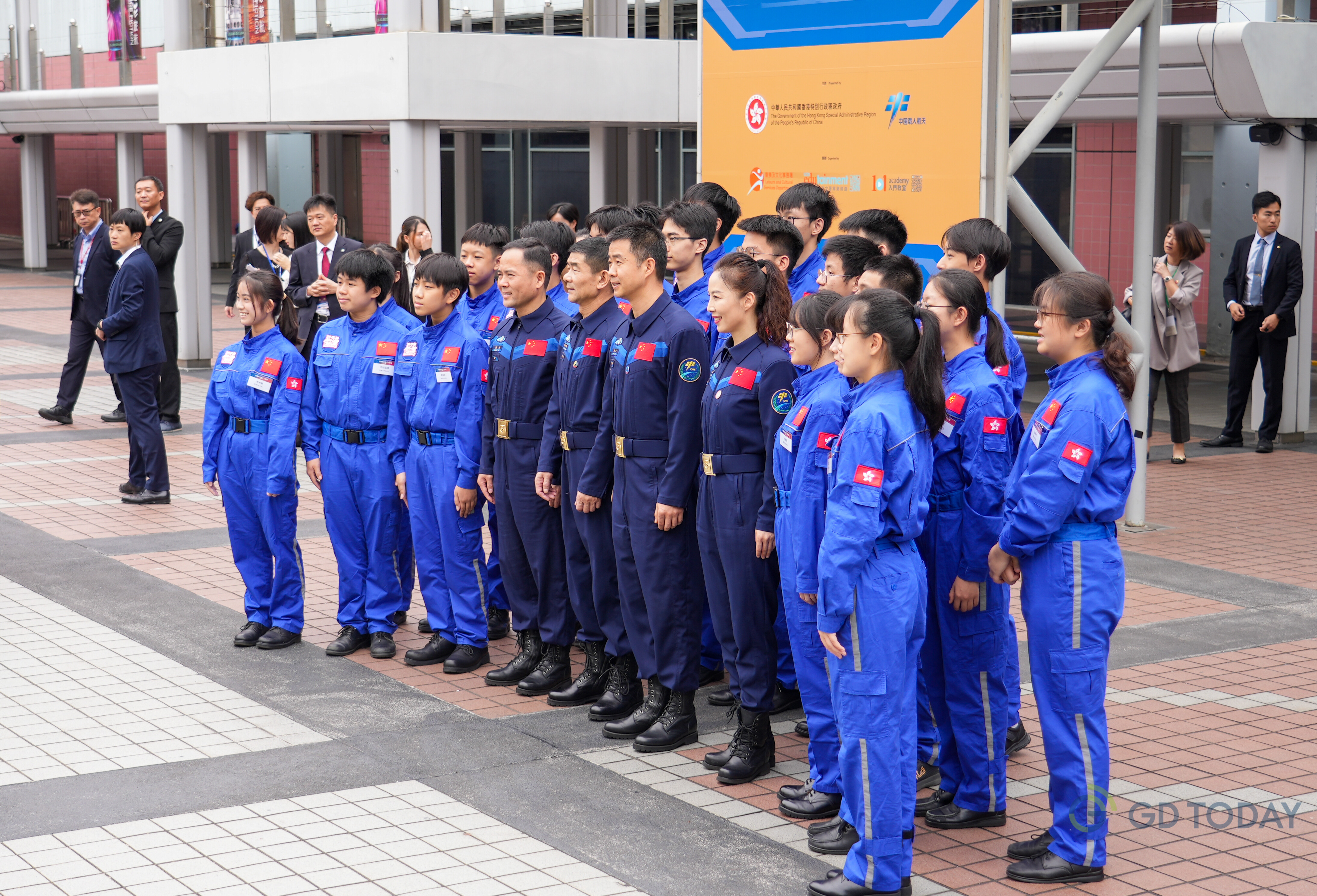 航天員與香港中學生合影。