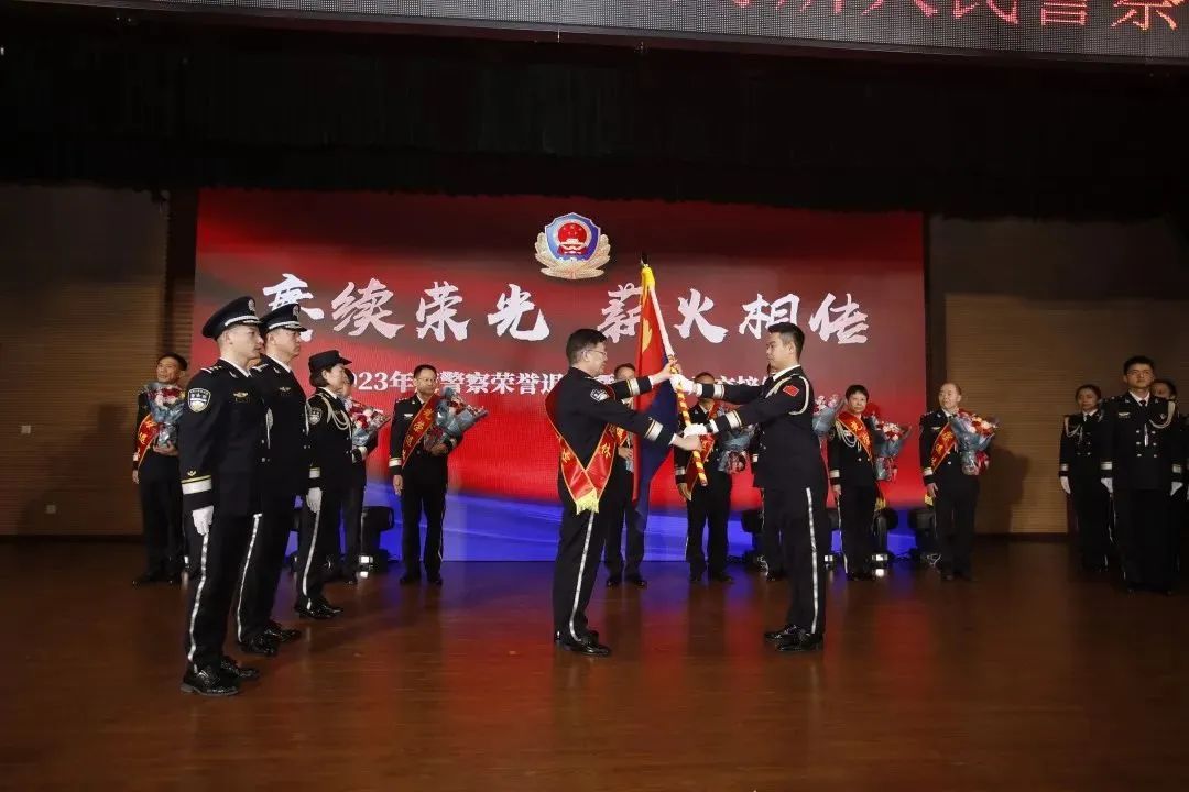 深圳一所榮休民警代表將嶄新的警旗交到青年民警代表手中，也將新時代人民警察的使命任務接續傳承到青年民警肩頭