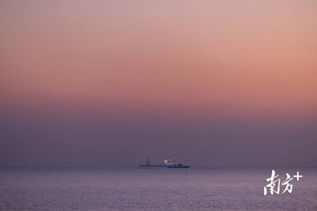 1月10日，山東海陽東方航天港附近沙灘可遠眺火箭與發射船。