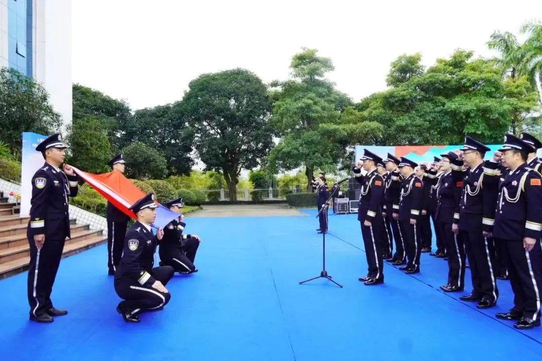 肇慶所民警面向警旗重溫入警誓詞