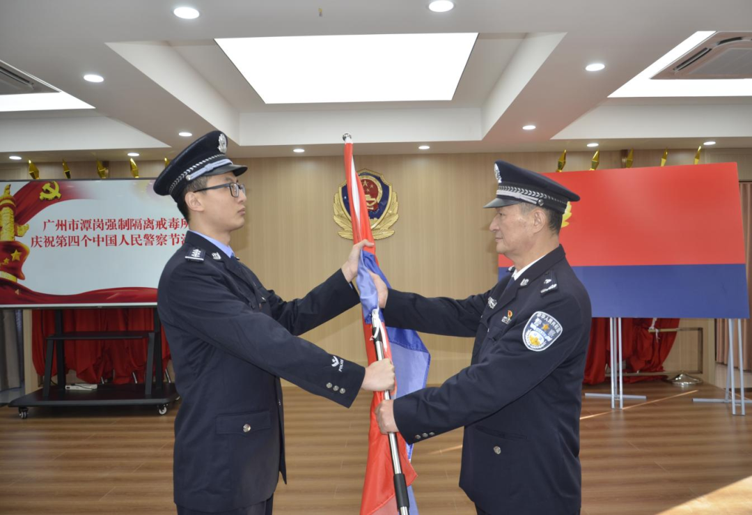 廣州市潭崗所榮休民警向青年民警交接警旗，兩代潭崗人完成了使命的傳遞