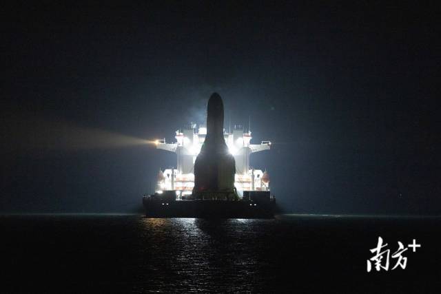 1月10日晚，山東海陽東方航天港，全球運力最大的固體火箭引力一號已在發射船上準備就緒，靜待發射。