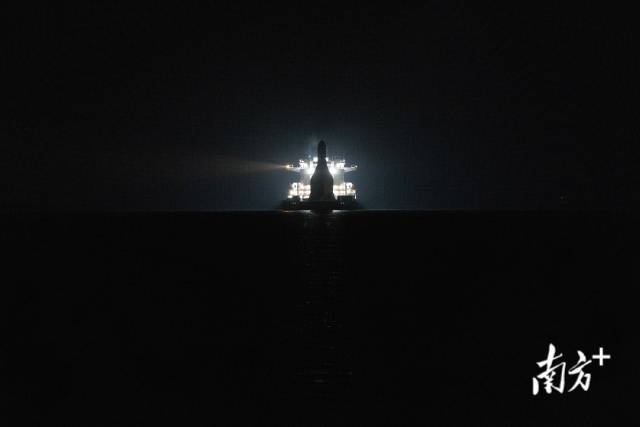 1月10日晚，山東海陽東方航天港，全球運力最大的固體火箭引力一號已在發射船上準備就緒，靜待發射。  南方+ 王詩堃 拍攝