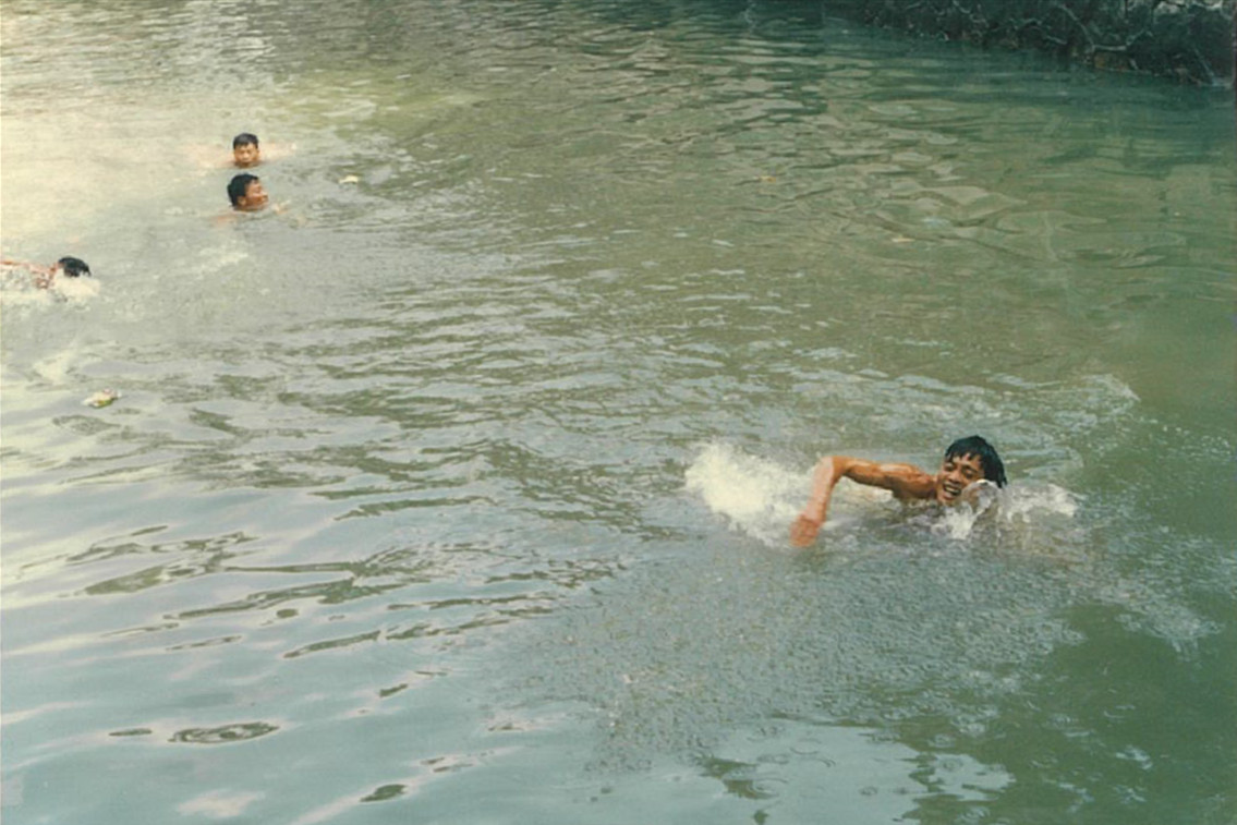 "小时候天气一热,我们就去河里游泳,我最常去东昇桥那一条涌.