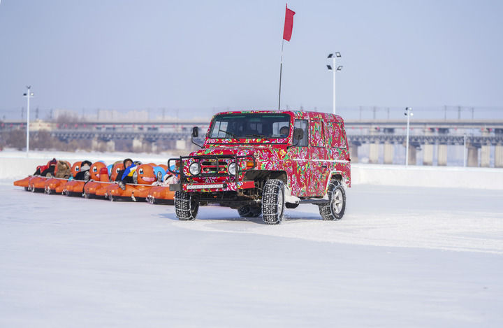 2024年1月5日，人們在哈爾濱松花江冰雪嘉年華游玩。新華社記者 王松 攝