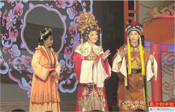 广州首部沉浸互动轻粤剧《公主驾到！》上演。南都记者 陈志刚 摄