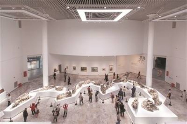 新馆建筑引来不少市民拍照。