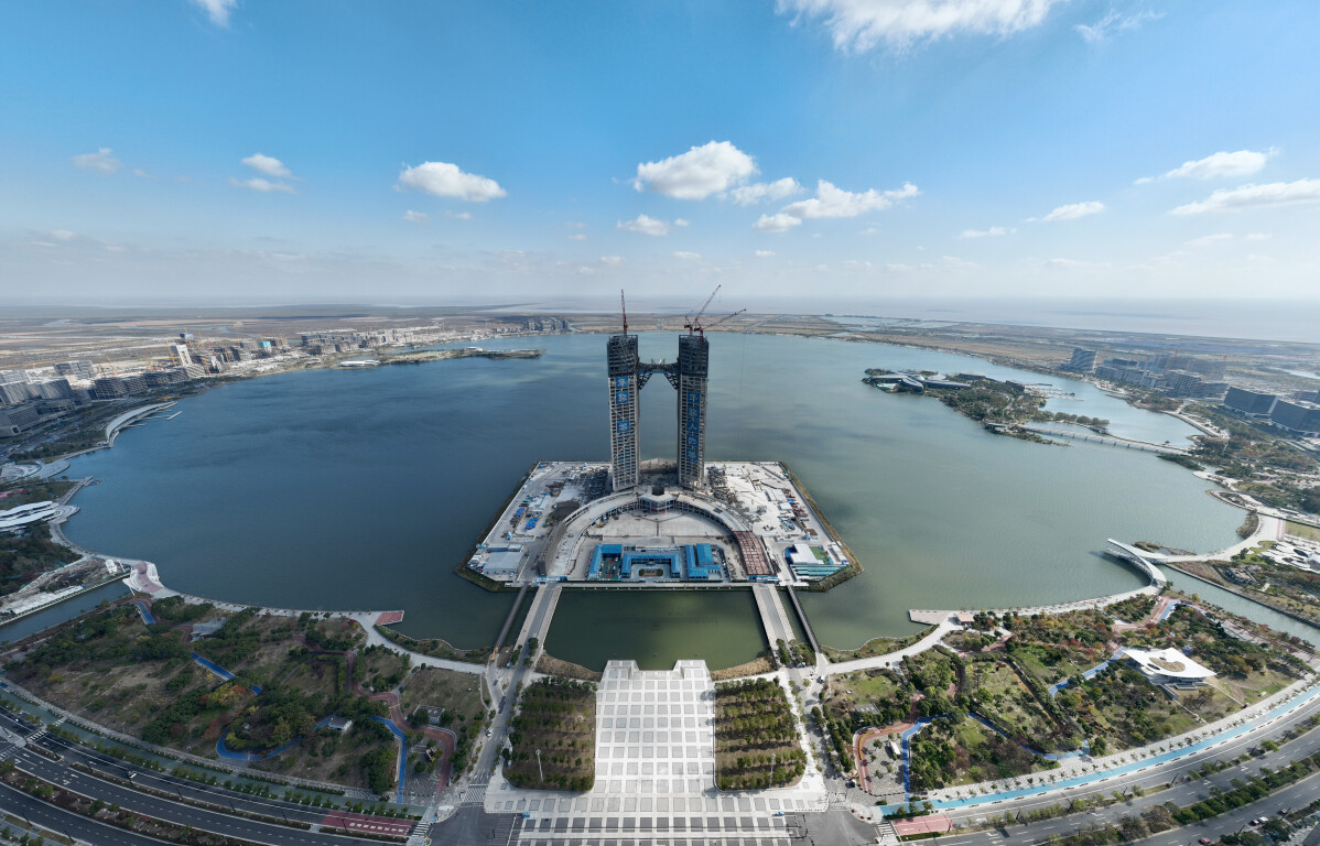 中国（上海）自由贸易试验区临港新片区。图为正在建设中的临港西岛中银金融中心双子塔楼。