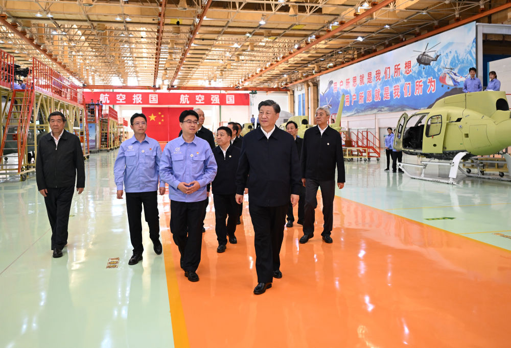 2023年10月11日上午，习近平在江西省景德镇市昌河飞机工业（集团）有限公司考察。