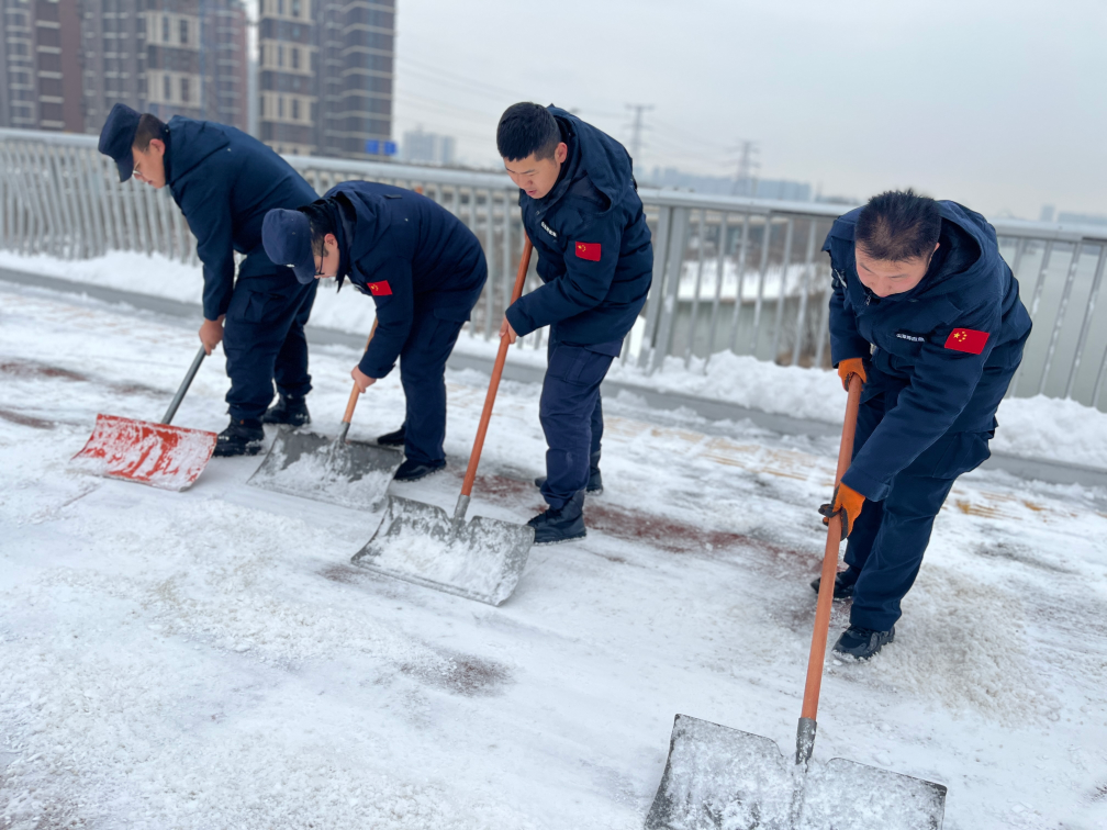 山西省太原市城管工作人员正在进行除雪工作。新华社记者王怡静 摄