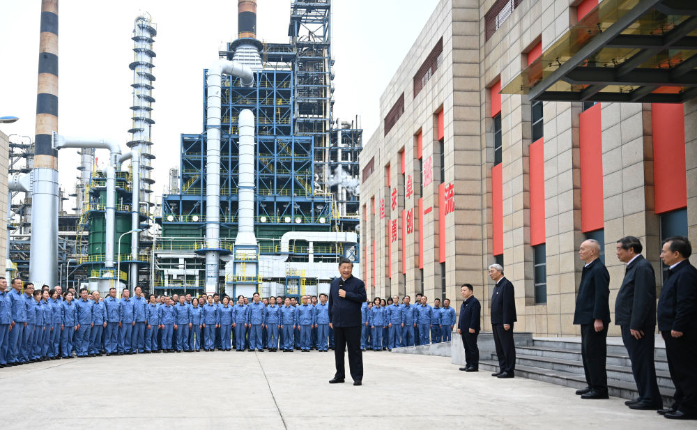 2023年10月10日下午，习近平在江西省中国石化九江分公司考察时，同企业员工亲切交流。