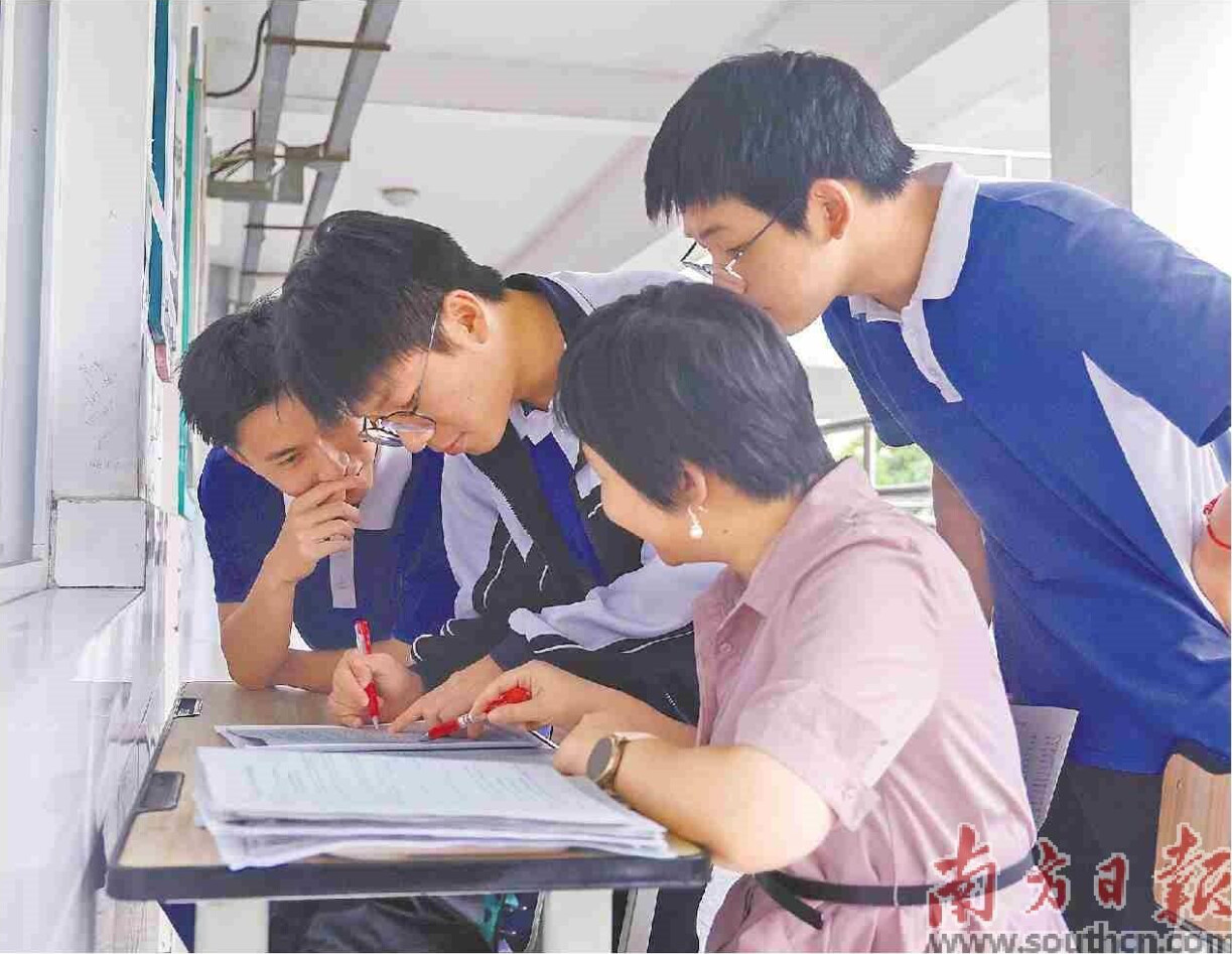 全国高考进入倒计时。4日，深圳市坪山高级中学的高三学子在备考。  　　南方日报记者 朱洪波 摄