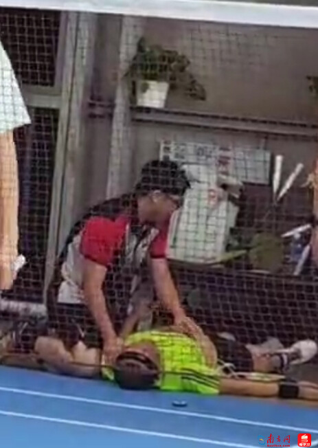 四分钟的黄金!在羽毛球大厅里,医生和AED一起