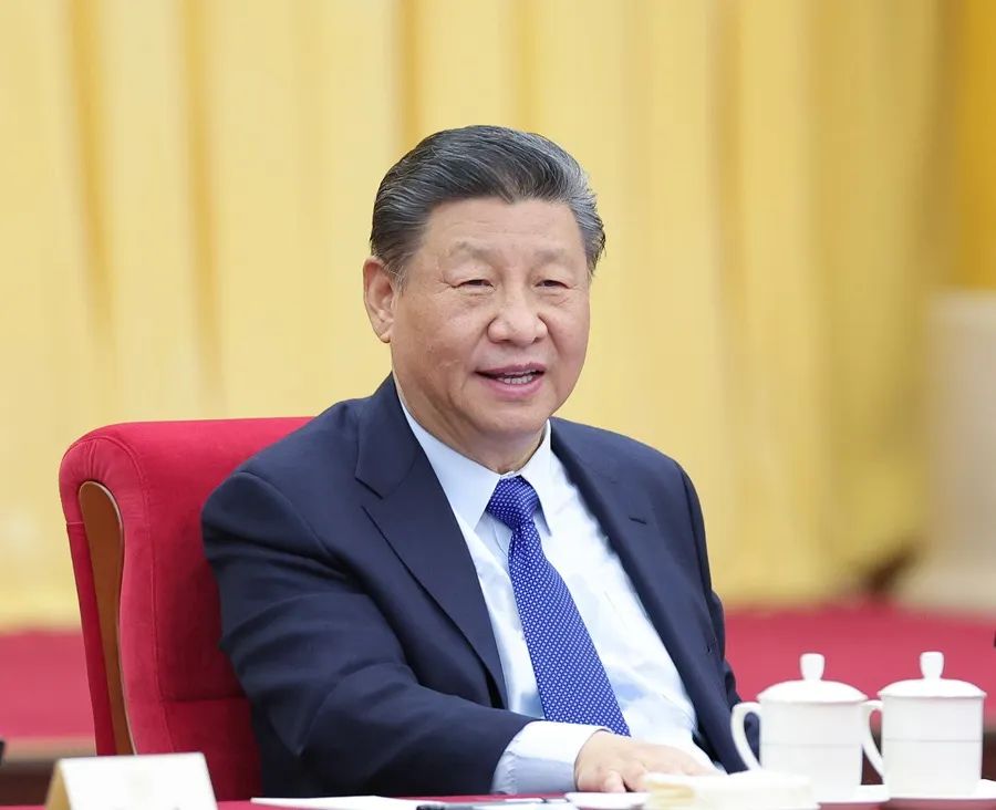 2024年3月6日，习近平看望参加全国政协十四届二次会议的民革、科技界、环境资源界委员，并参加联组会，听取意见和建议。新华社发（盛佳鹏摄）