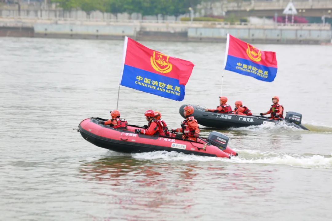 国情研习班学员参观消防船并观摩水上救援演练