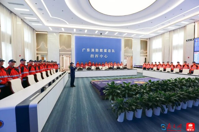 国情研习班学员参观总队队史馆以及指挥中心