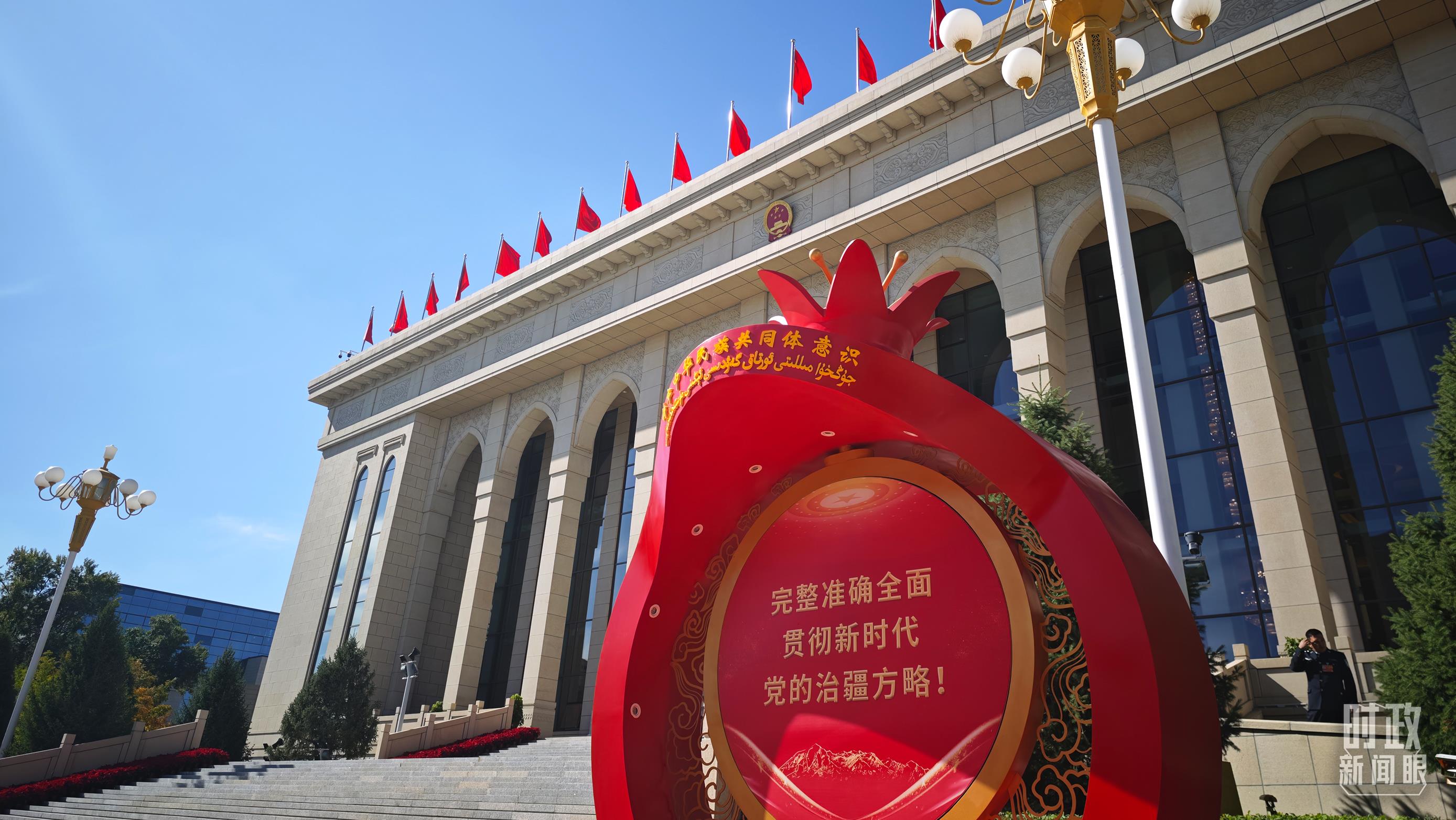 △新疆人民会堂外的石榴造型景观。（总台央广记者潘毅拍摄）