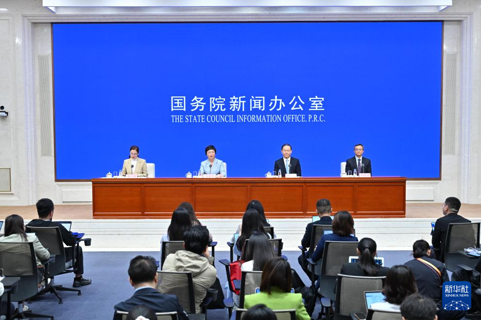 9月26日，国务院新闻办公室在北京举行“高质量完成‘十四五’规划”系列主题新闻发布会，人力资源社会保障部部长王晓萍、副部长李忠、副部长颜清辉介绍“十四五”时期就业和社会保障工作高质量发展成就，并答记者问。新华社记者 李鑫 摄