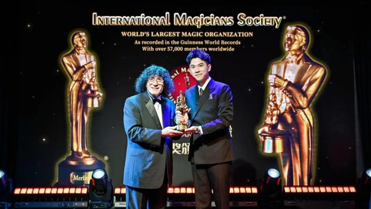 Maoming magician He Mujun wins Merlin Award