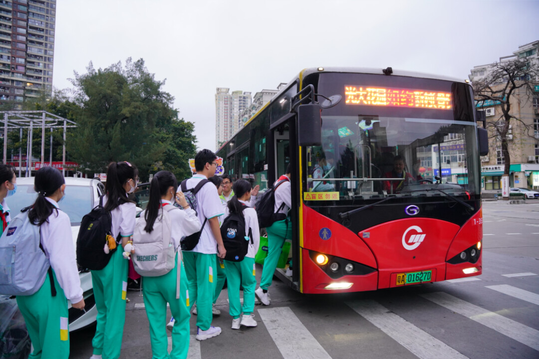 车内使用电子设备时不得外放声音……《广州市公共汽车电车乘车守则》征求意见