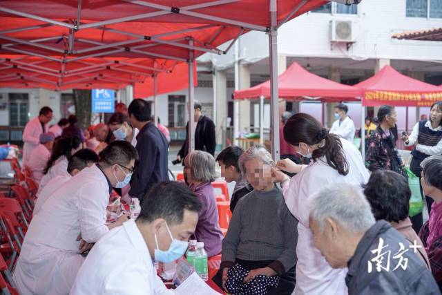 12月11日，佛一医的康种二十余名医护人员在地豆镇开展义诊。廖明璨 摄