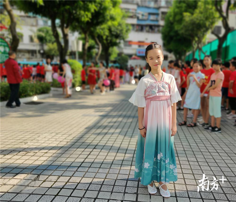着中国传统服装的小淑女。