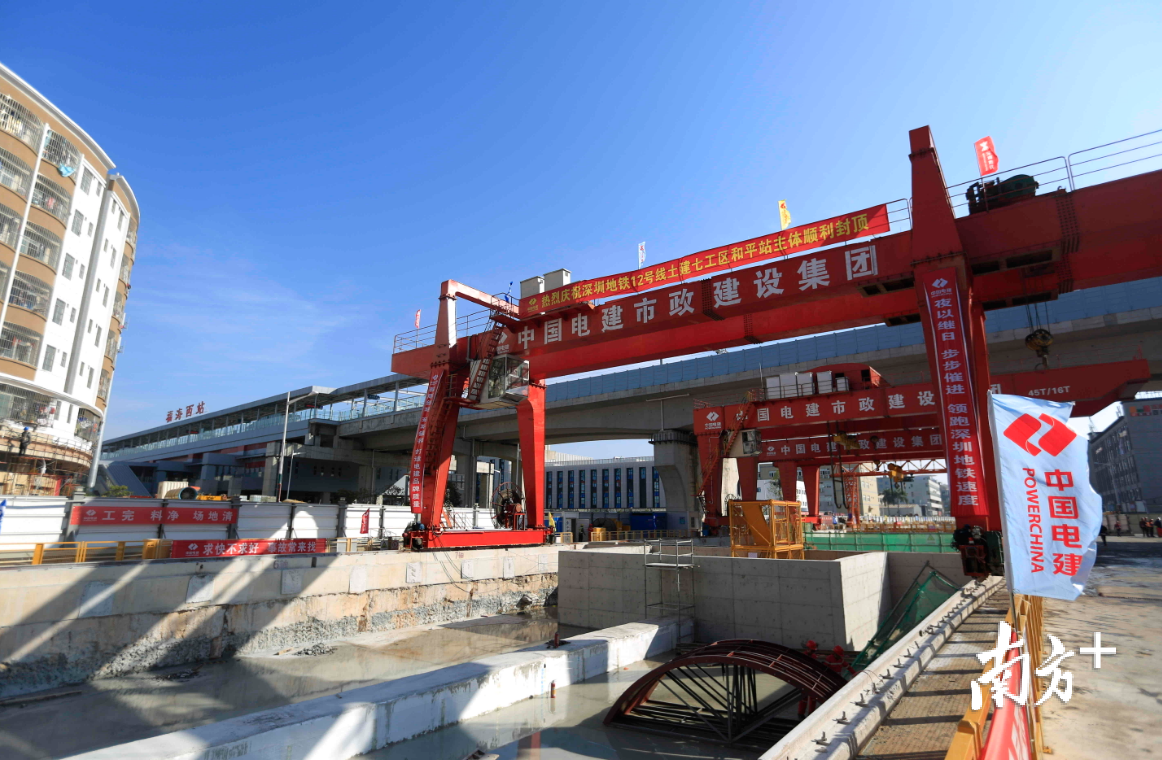 离地铁站主体工程几十米处便是穗莞深城际铁路福海西站，城际高铁横跨而过
