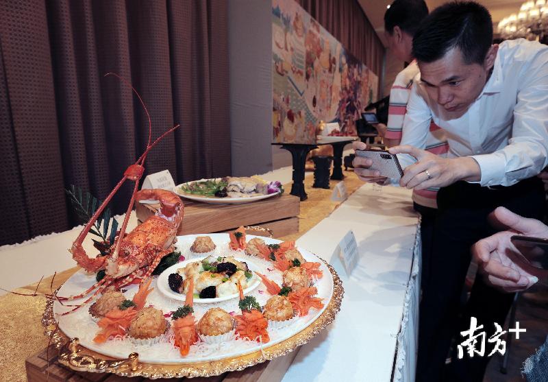 广州亚洲美食节“精品珠江·亚洲美食文化长廊”地标美食发布会上，来自24家美食地标餐饮企业的24道地标美食由主厨烹饪并一一登台展示。