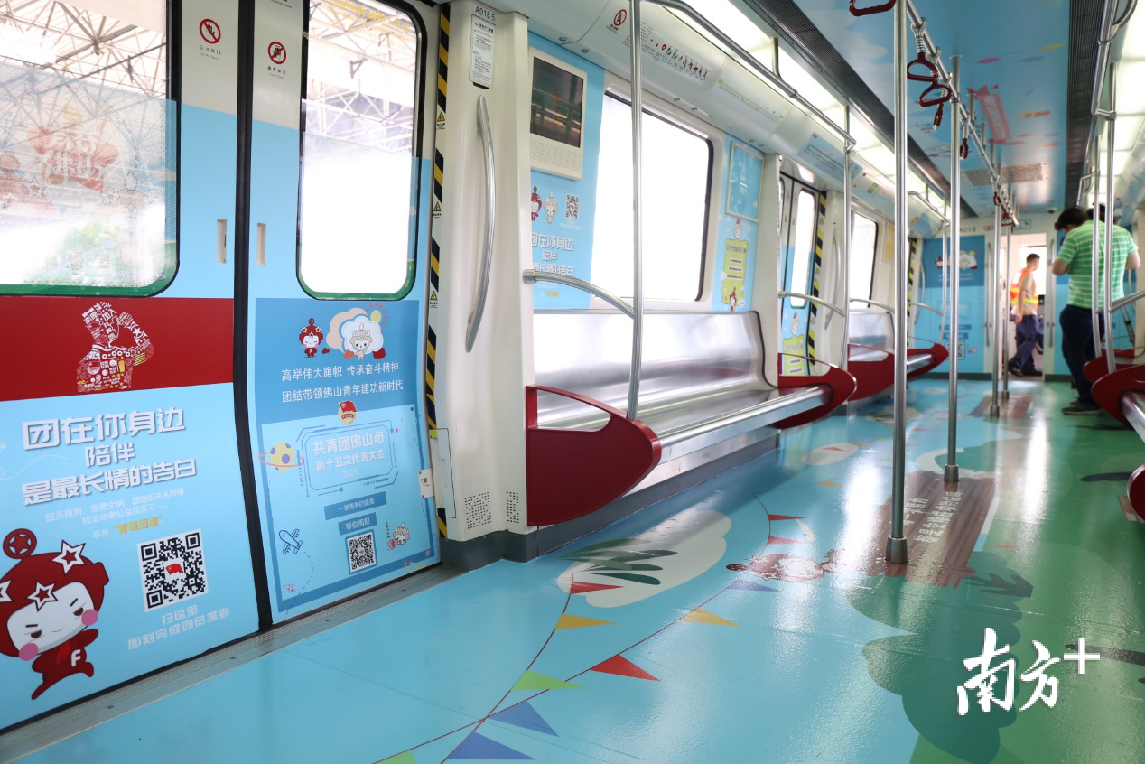 列车车厢主题的整体色调由清新悦目的蓝色和绿色组成，让人倍感活力。