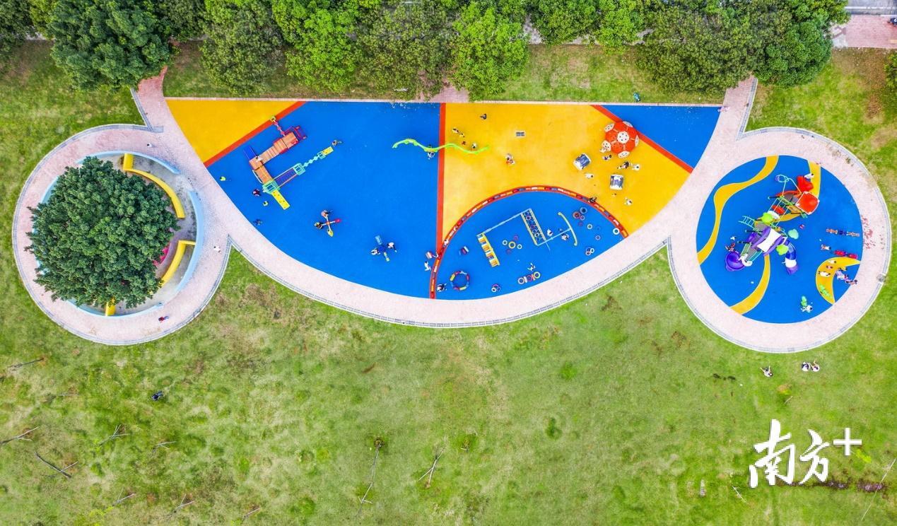 东明桥公园，从高空往下看，儿童游乐场造型别致。