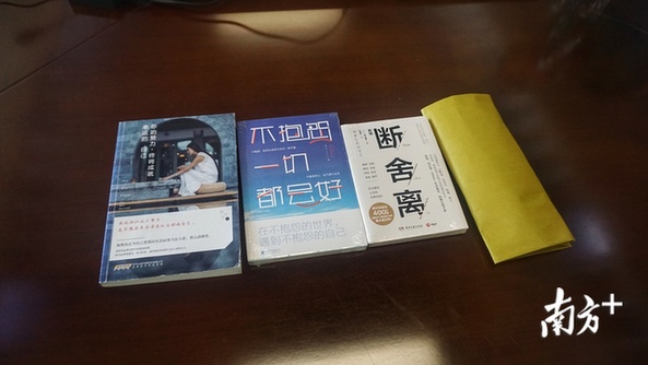 匿名校友赠送给杨飘的书籍和资助款。