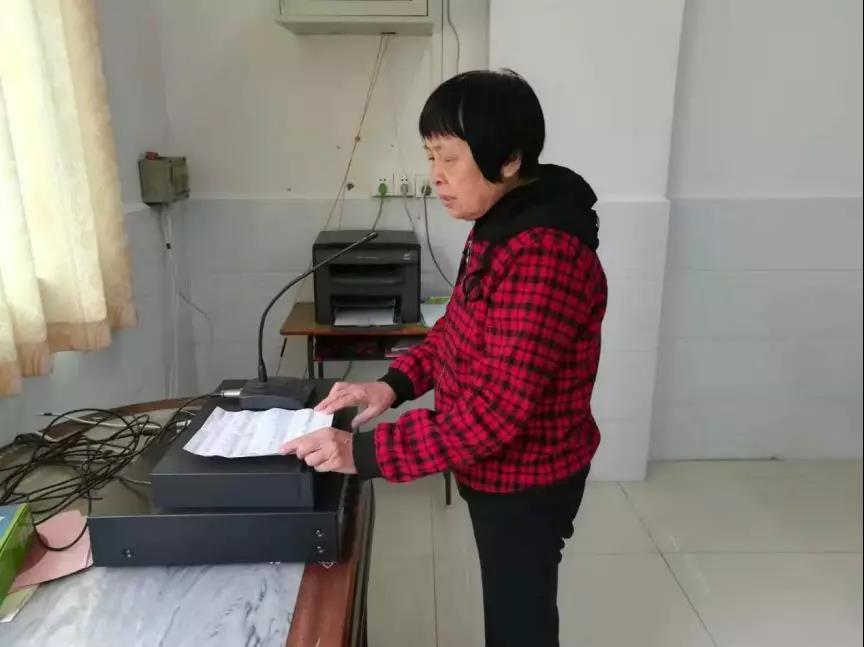 方佩英正在义务防疫宣传广播。 方佩英正在义务防疫宣传广播。