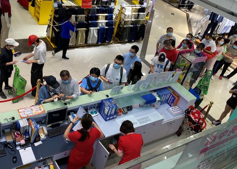 “五一”小长假，部分知名餐饮、百货、超市还重现消费者排队现象。