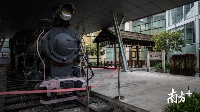 江门五邑华侨华人博物馆内，一处历史火车站场景。